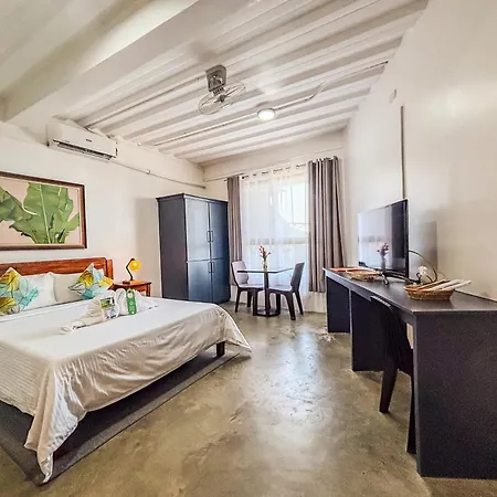 Av Suites Puerto Galera Exterior photo